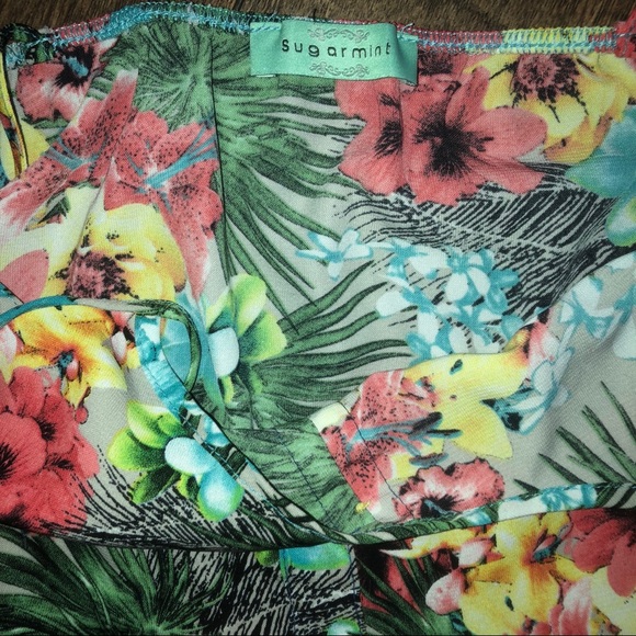 Tropical/Floral Pattern Romper - Picture 5 of 5